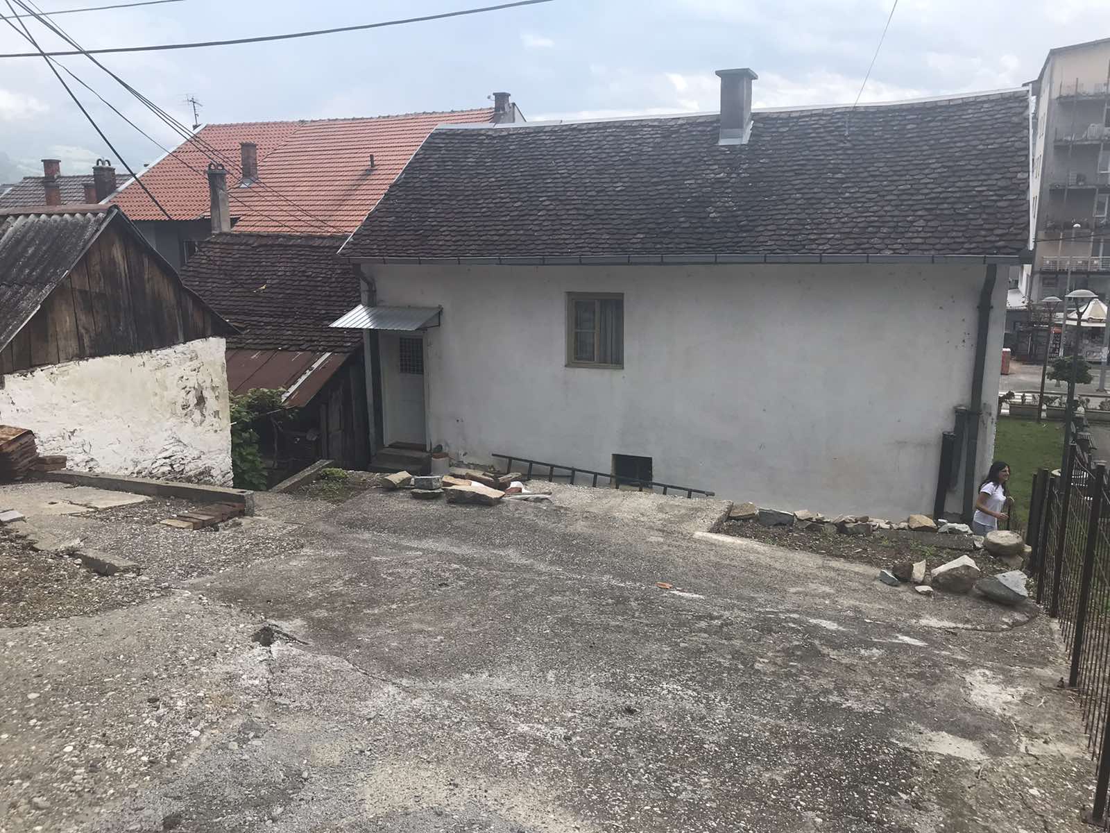 PRODAJEM KUĆU U CENTRU LJUBOVIJE 2