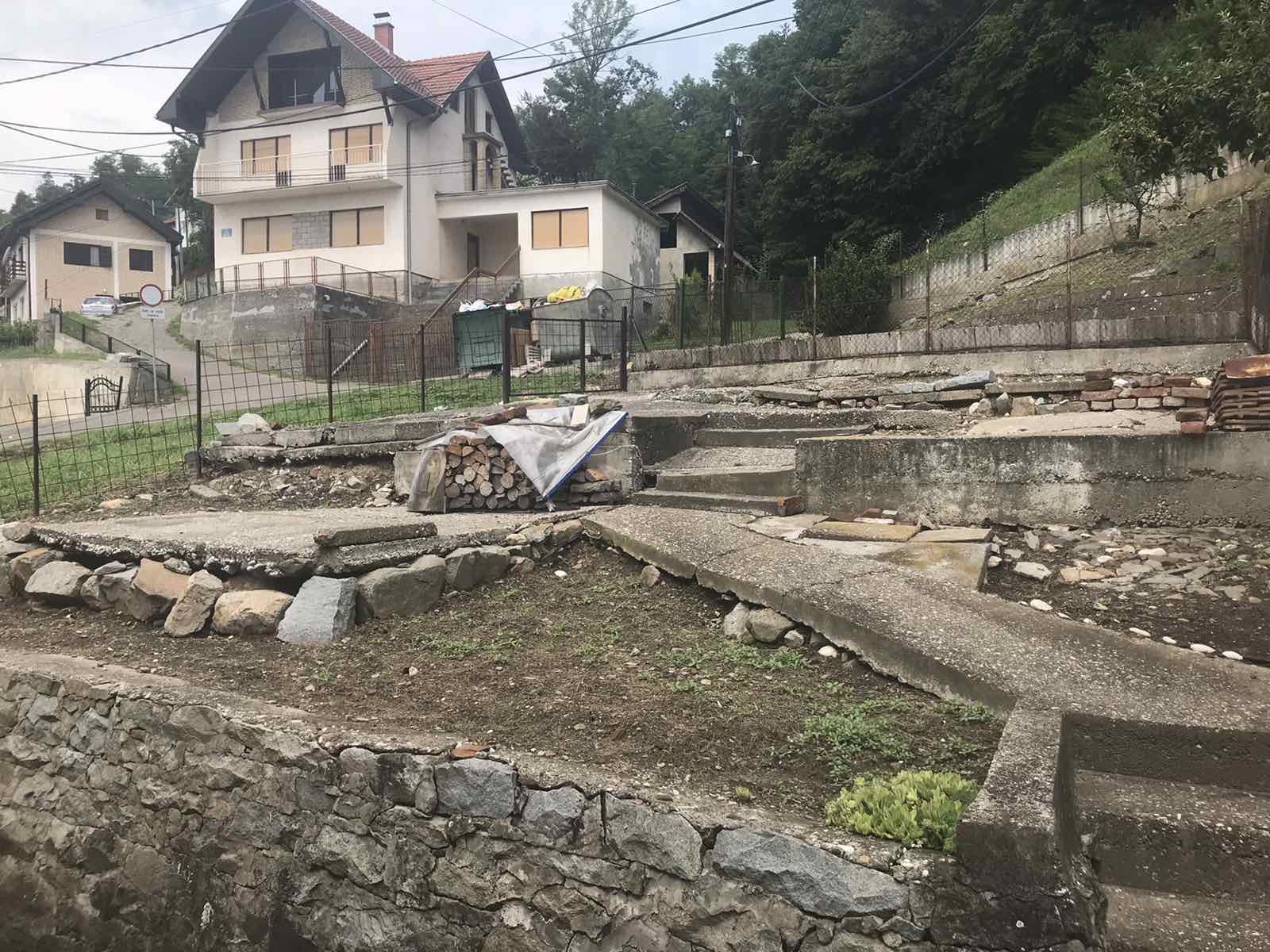 PRODAJEM KUĆU U CENTRU LJUBOVIJE 5