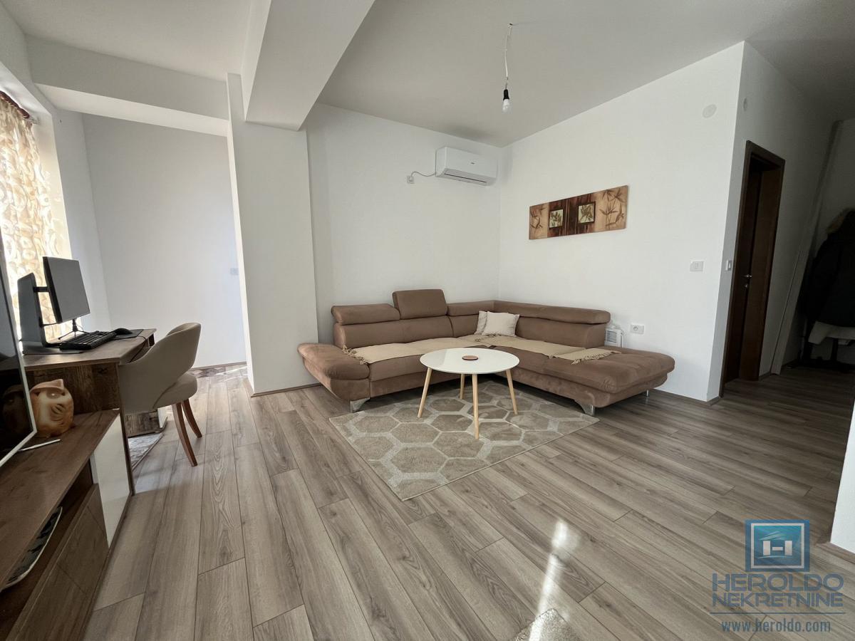 Kompletno opremljen jednoiposoban stan u novoj zgradi 10