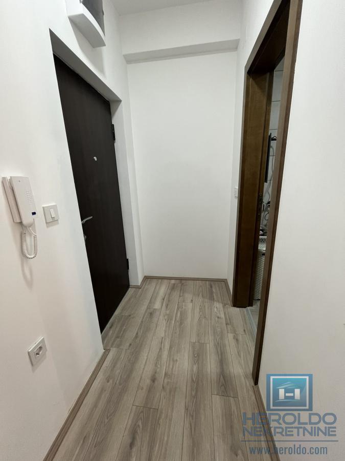 Kompletno opremljen jednoiposoban stan u novoj zgradi 13