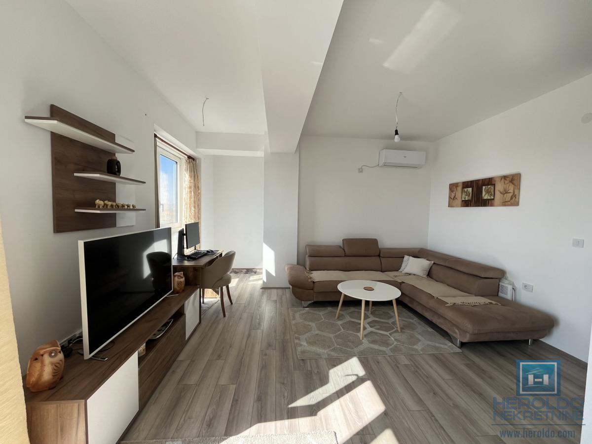 Kompletno opremljen jednoiposoban stan u novoj zgradi 7