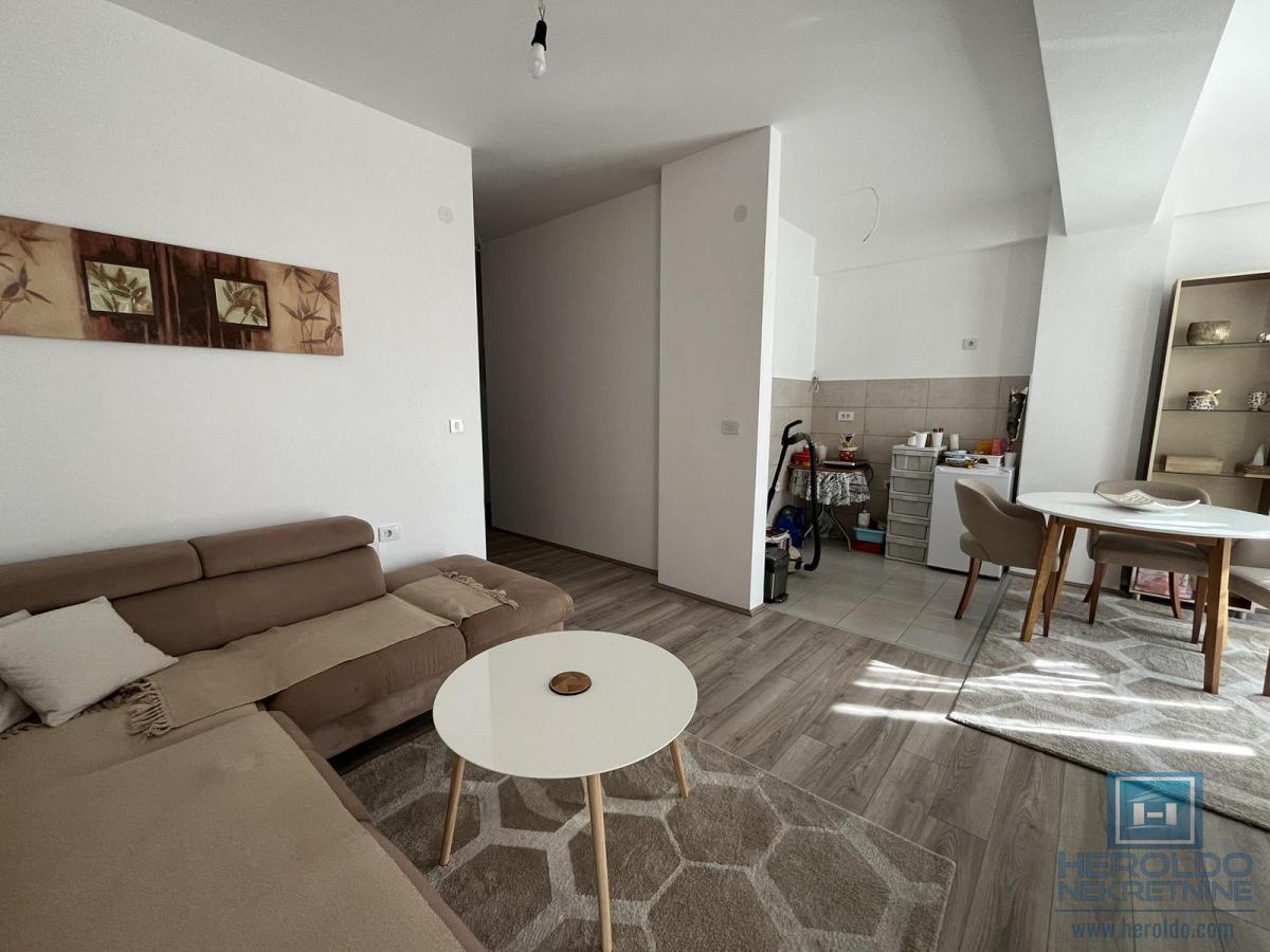 Kompletno opremljen jednoiposoban stan u novoj zgradi 8