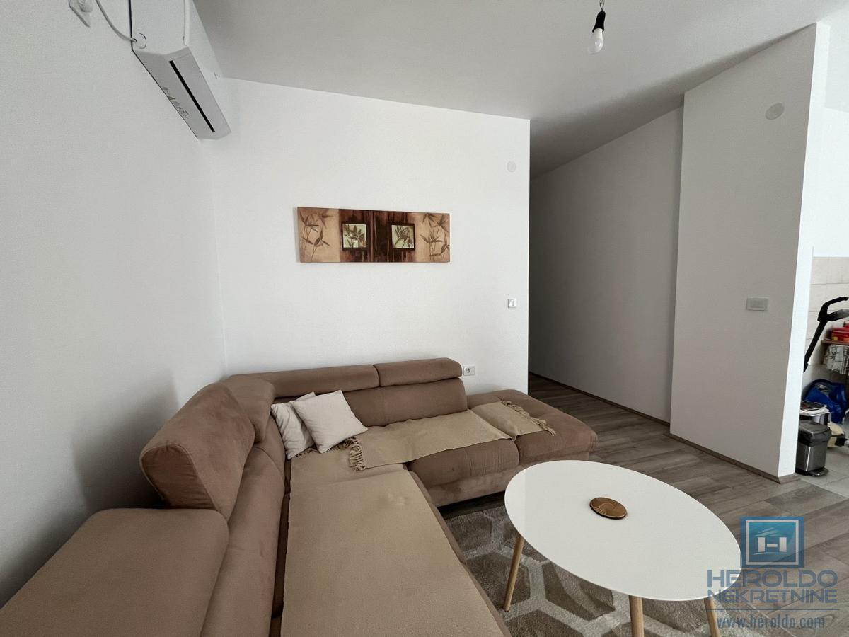 Kompletno opremljen jednoiposoban stan u novoj zgradi 3