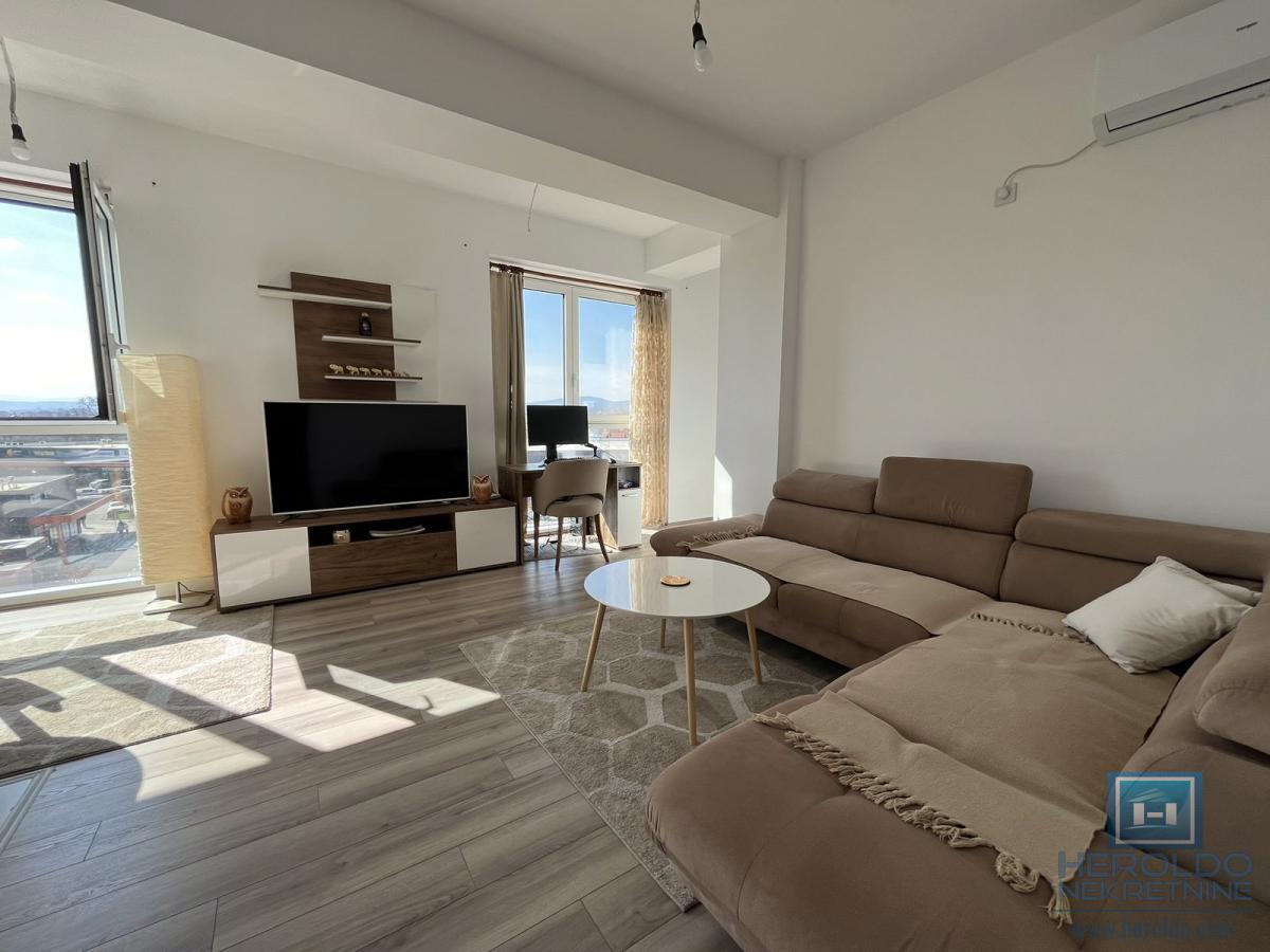 Kompletno opremljen jednoiposoban stan u novoj zgradi 5