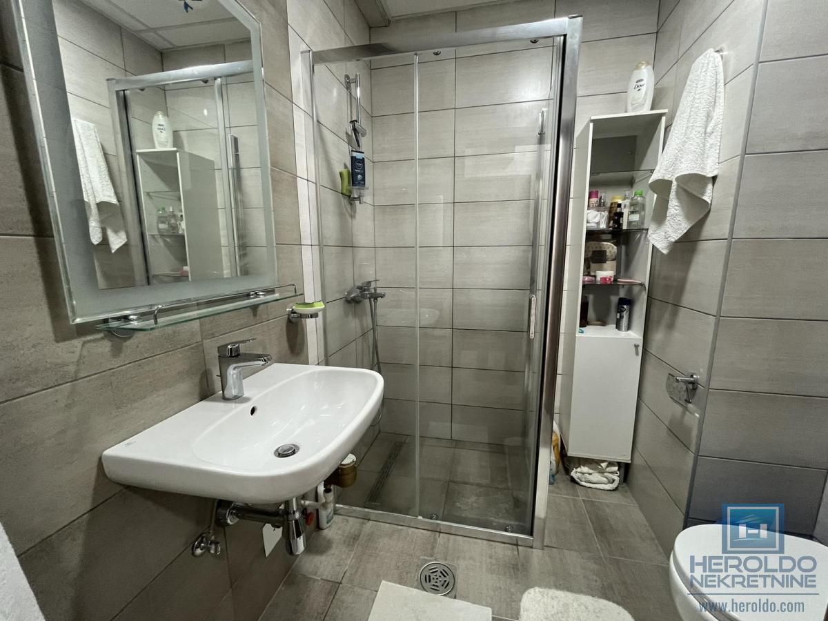 Kompletno opremljen jednoiposoban stan u novoj zgradi 16