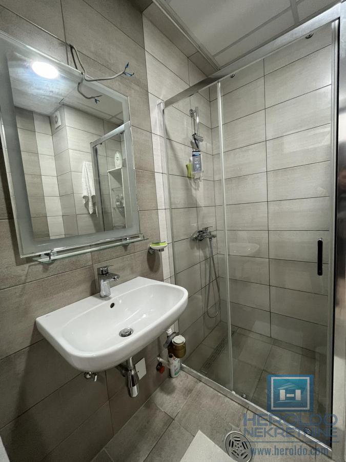 Kompletno opremljen jednoiposoban stan u novoj zgradi 17