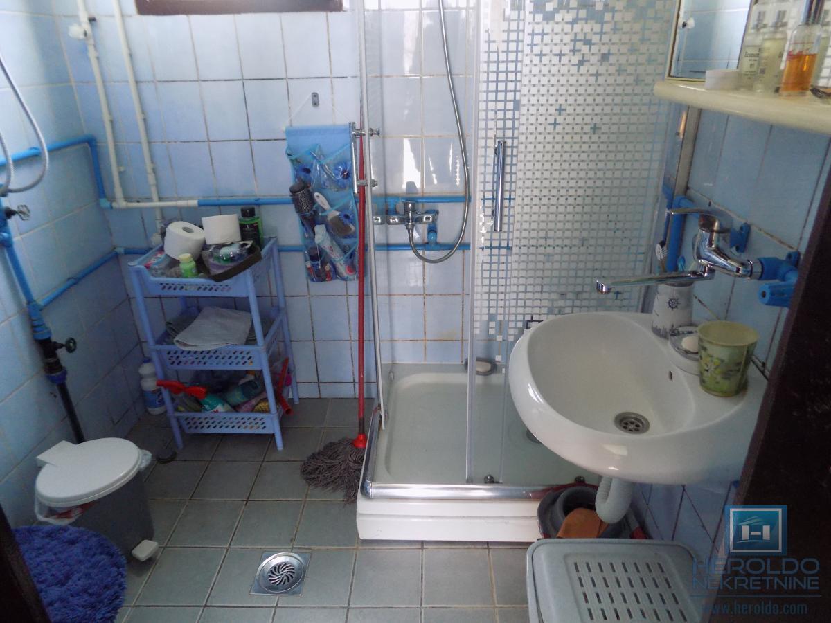 Kuća na prodaju-Karađorđevo brdo 11