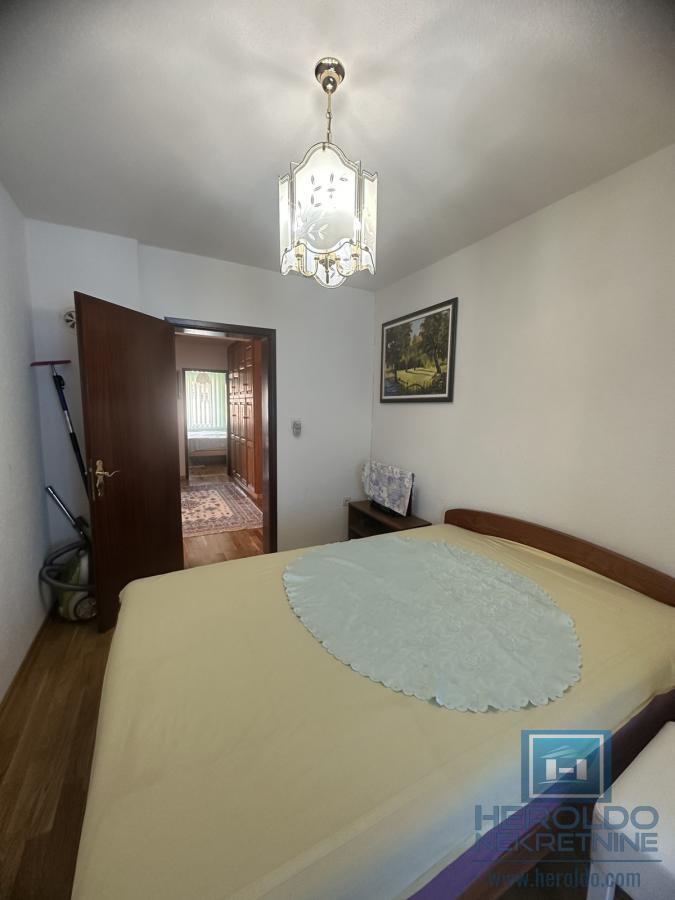 Na prodaju kompletno nameštena kuća u Ćupriji 11