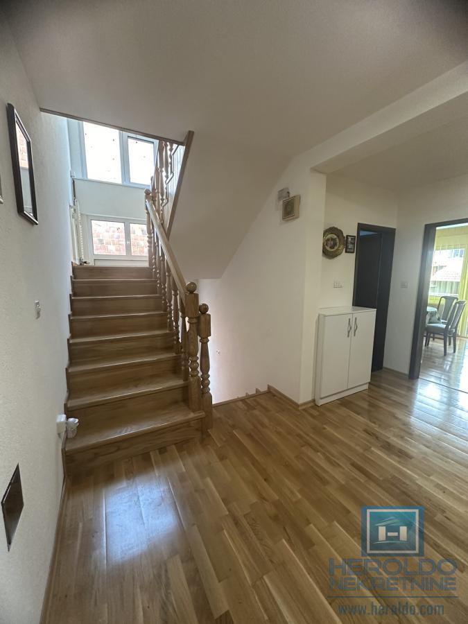 Na prodaju kompletno nameštena kuća u Ćupriji 7