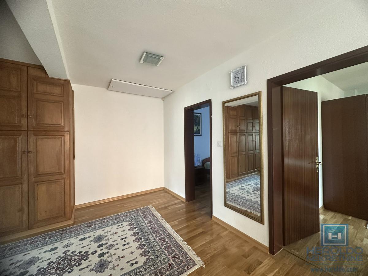 Na prodaju kompletno nameštena kuća u Ćupriji 8