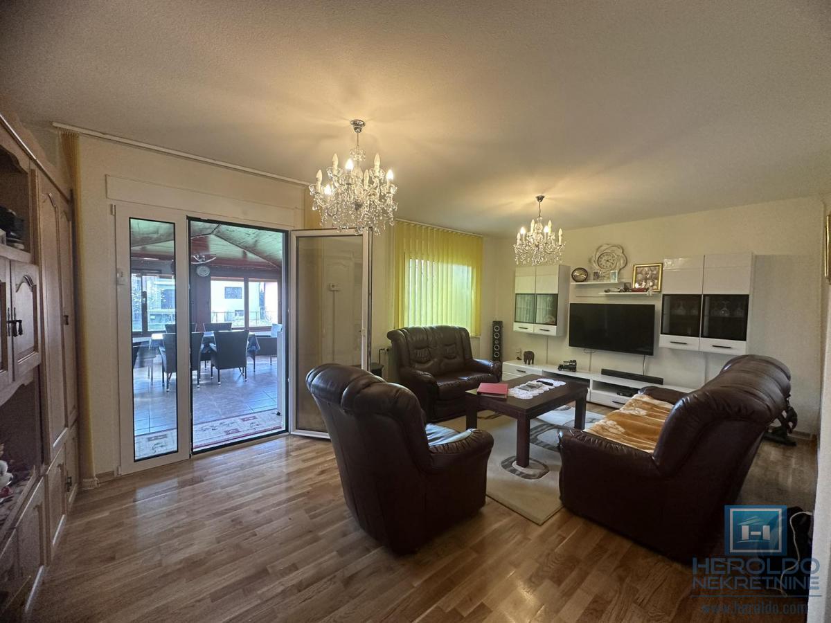 Na prodaju kompletno nameštena kuća u Ćupriji 3