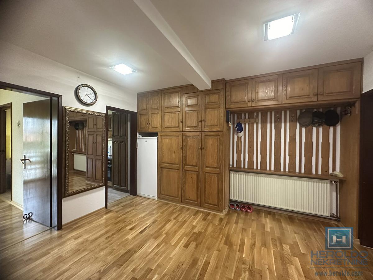 Na prodaju kompletno nameštena kuća u Ćupriji 6