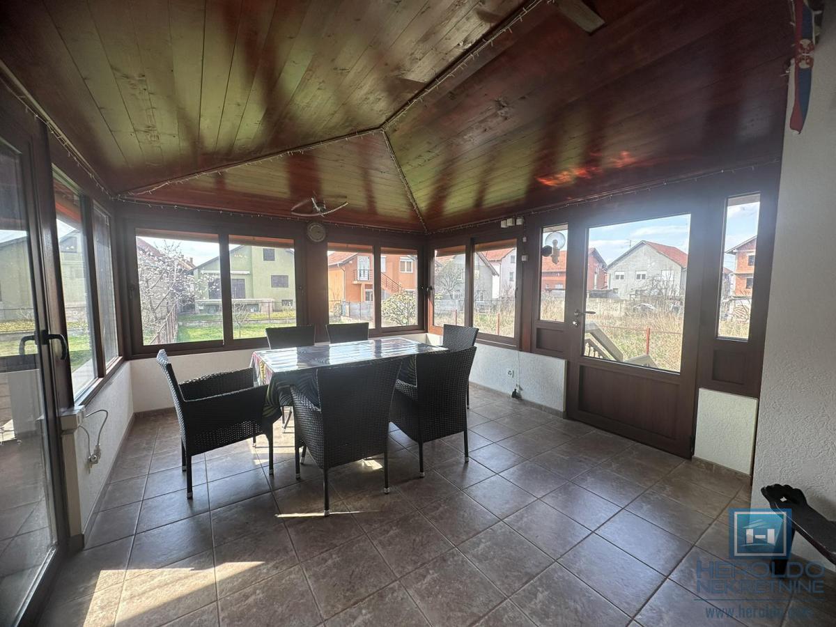 Na prodaju kompletno nameštena kuća u Ćupriji 17