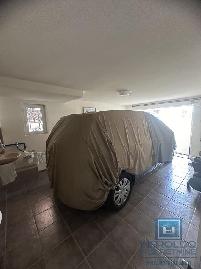 Na prodaju kompletno nameštena kuća u Ćupriji 21