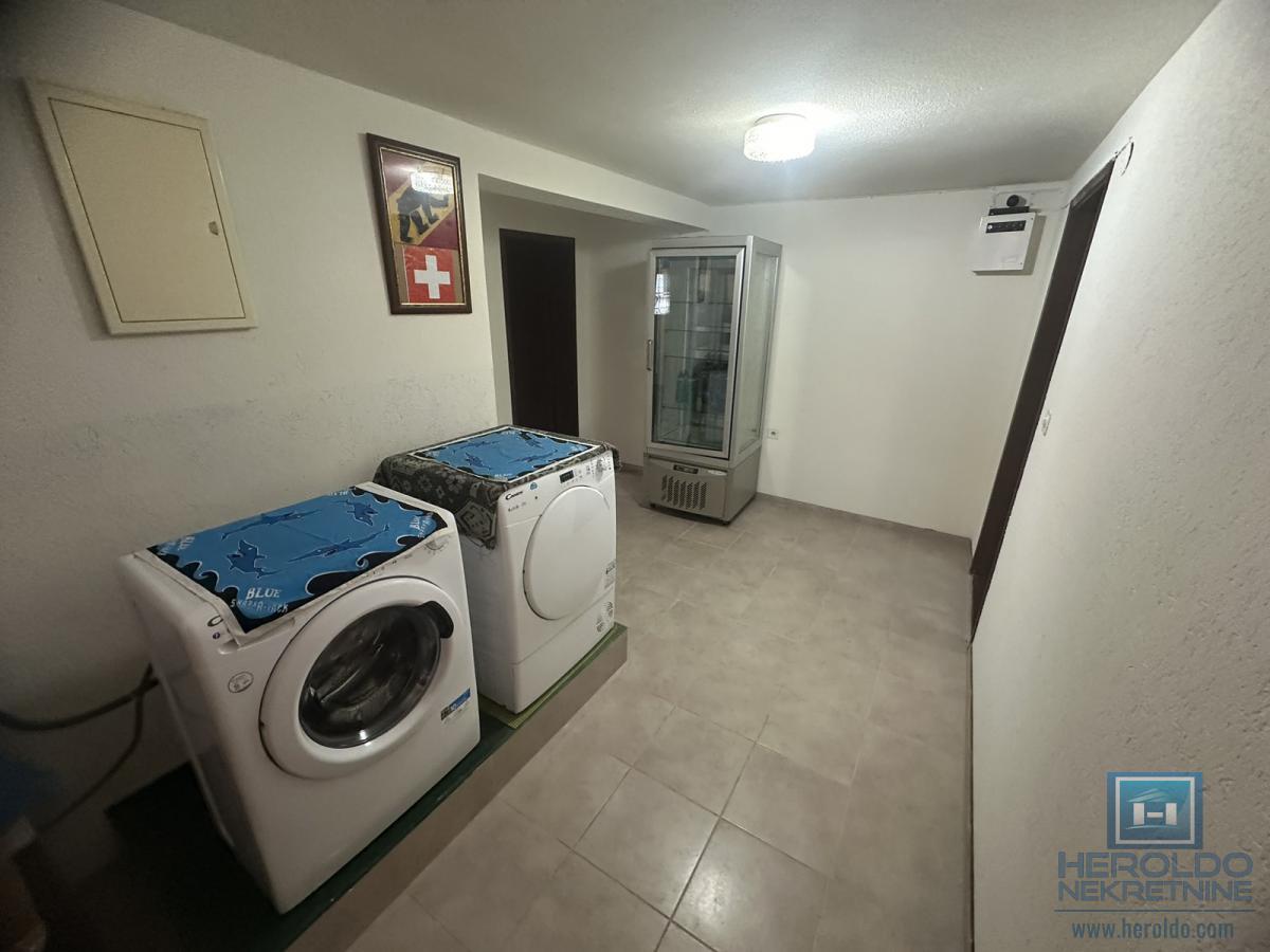 Na prodaju kompletno nameštena kuća u Ćupriji 22