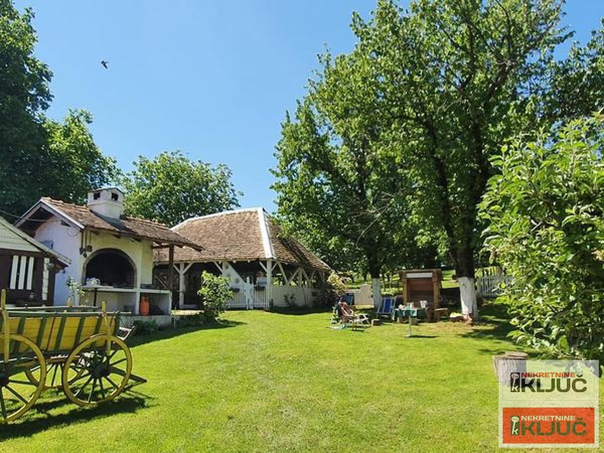 ČEREVIĆ, Objekat 334 m2 na Placu 1985m2, Seoski Turizam 21