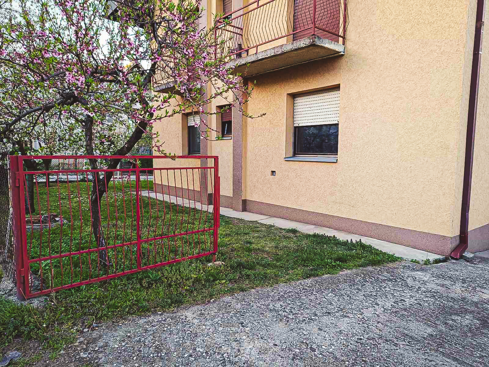 Prostrano i Moderno Prizemlje u Trospratnoj Kući   Krusevac 10