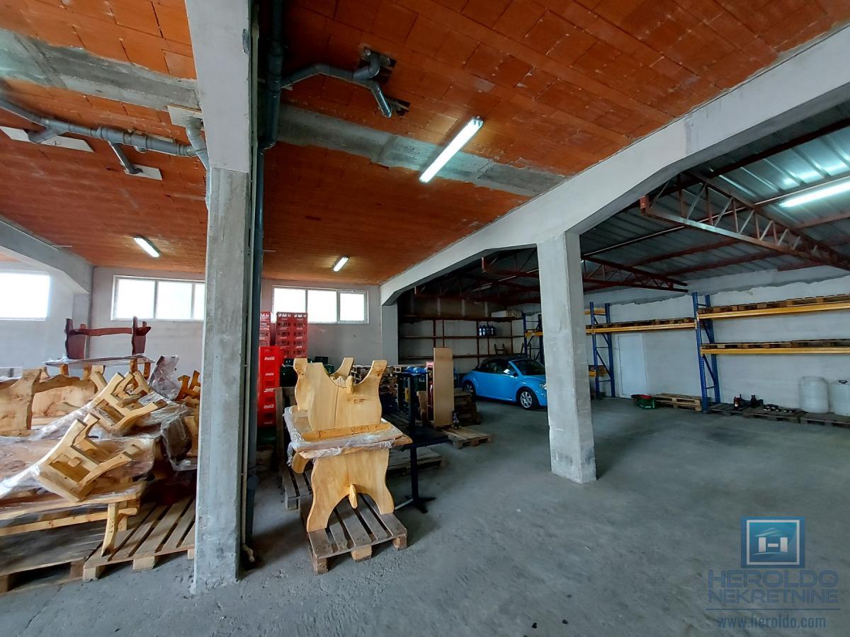 Hala na periferiji grada za izdavanje na 2km od auto-puta 4