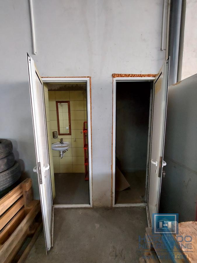 Hala na periferiji grada za izdavanje na 2km od auto-puta 5