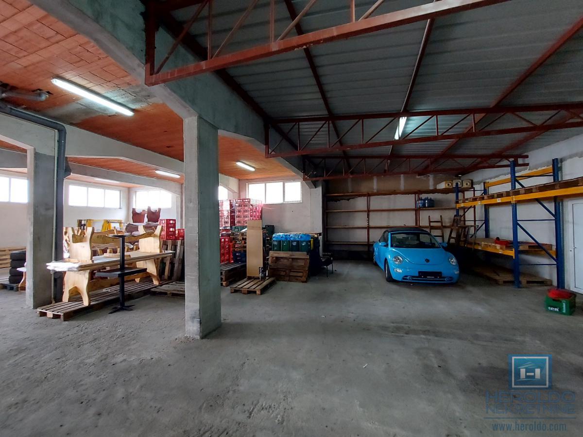 Hala na periferiji grada za izdavanje na 2km od auto-puta 8