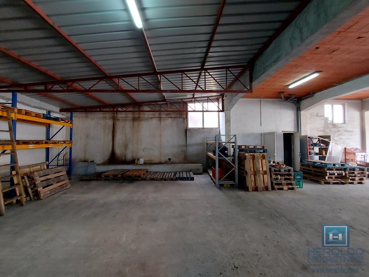 Hala na periferiji grada za izdavanje na 2km od auto-puta 9