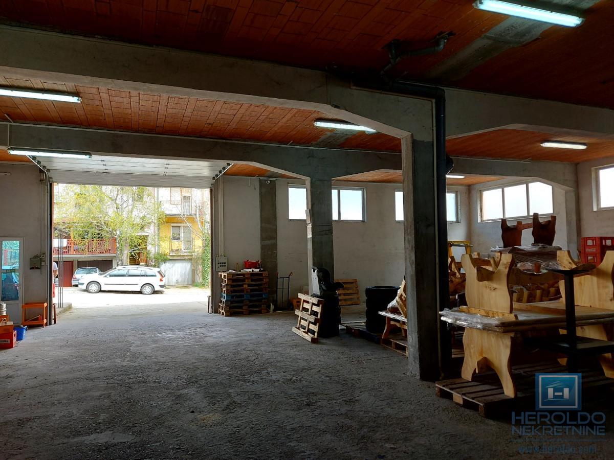 Hala na periferiji grada za izdavanje na 2km od auto-puta 11