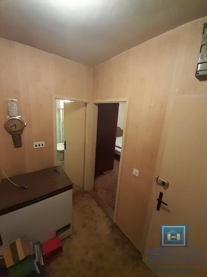 Šarmantan stan sa terasom u naselju Streliste 10