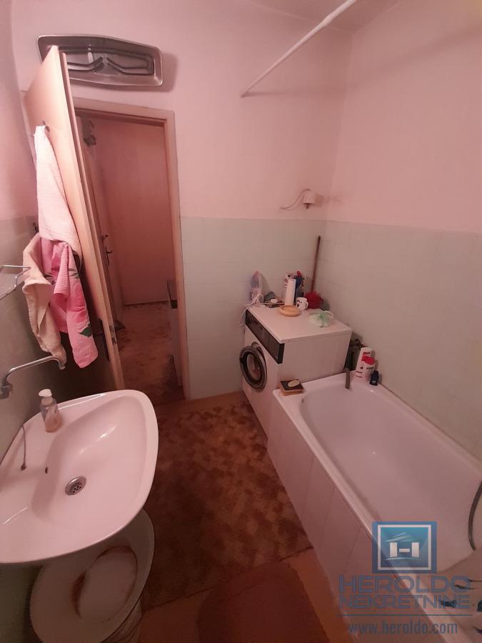 Šarmantan stan sa terasom u naselju Streliste 11