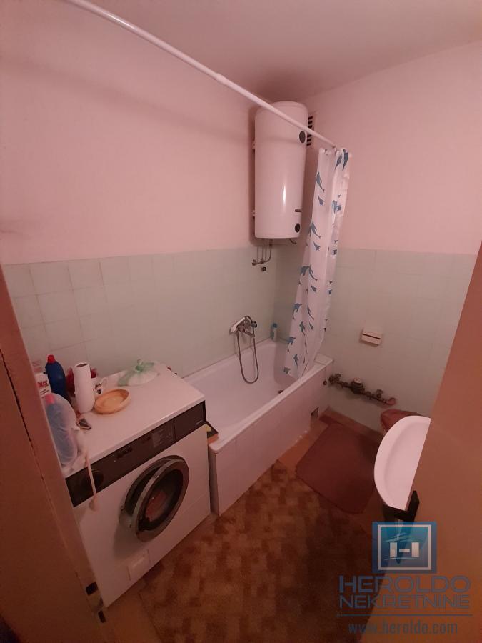 Šarmantan stan sa terasom u naselju Streliste 12