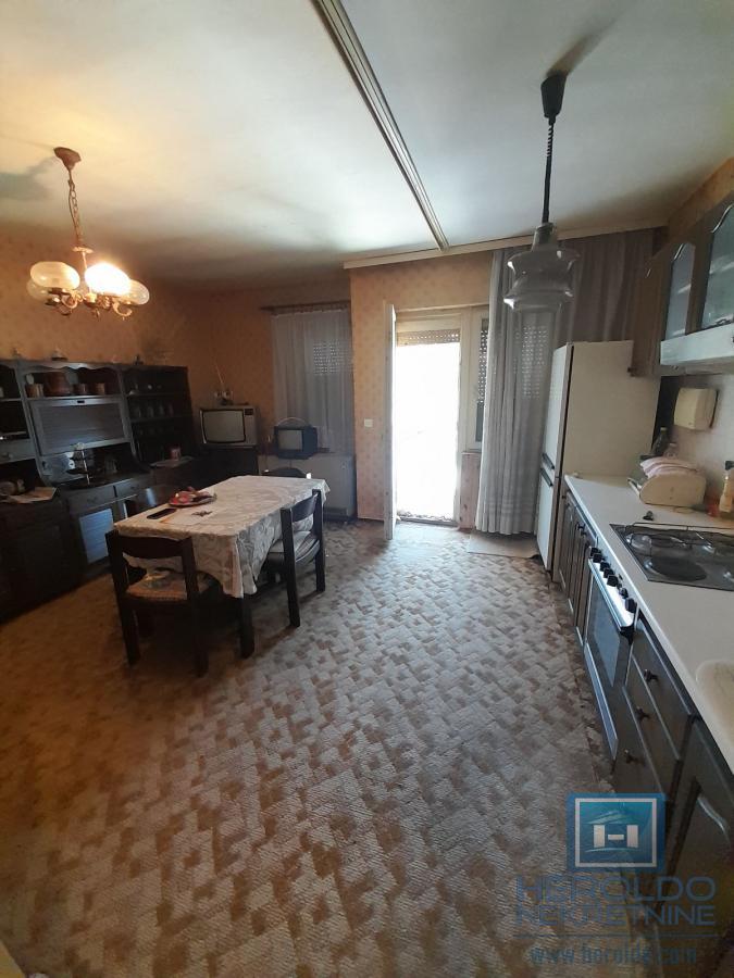 Šarmantan stan sa terasom u naselju Streliste 3