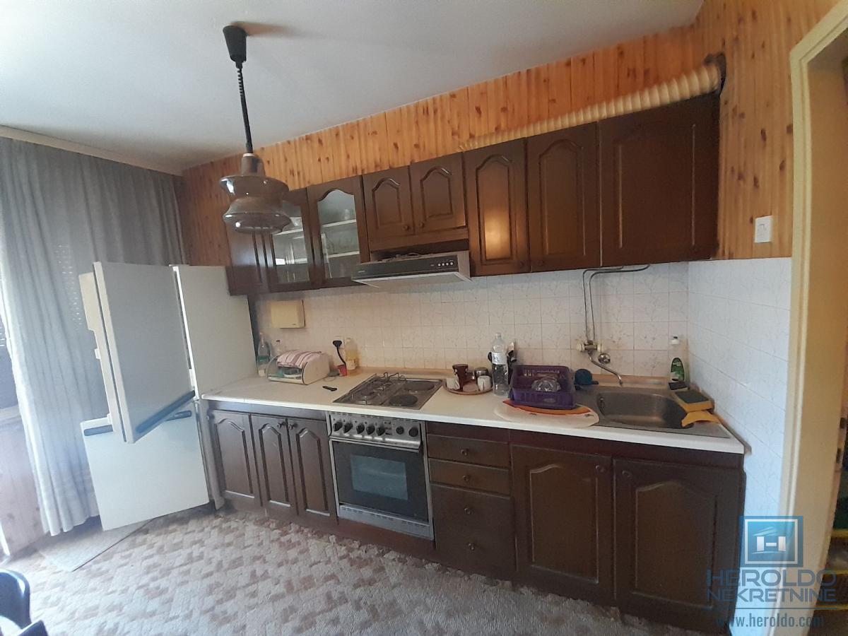 Šarmantan stan sa terasom u naselju Streliste 4