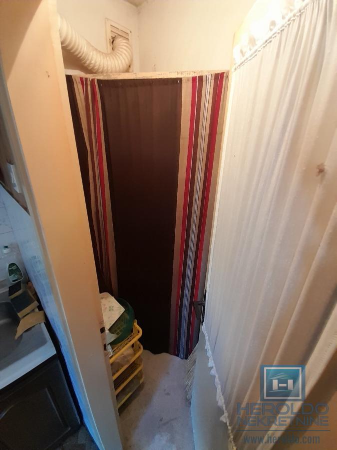 Šarmantan stan sa terasom u naselju Streliste 5