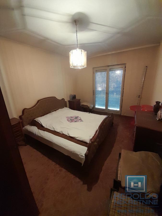 Šarmantan stan sa terasom u naselju Streliste 7