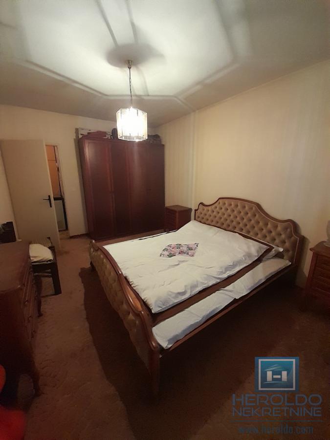 Šarmantan stan sa terasom u naselju Streliste 8