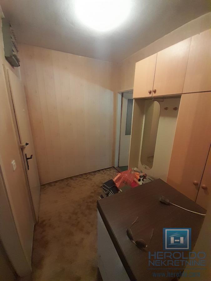 Šarmantan stan sa terasom u naselju Streliste 9