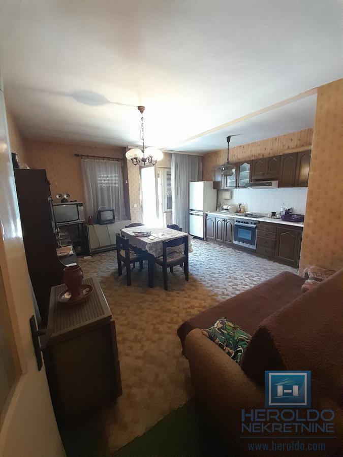 Šarmantan stan sa terasom u naselju Streliste 1