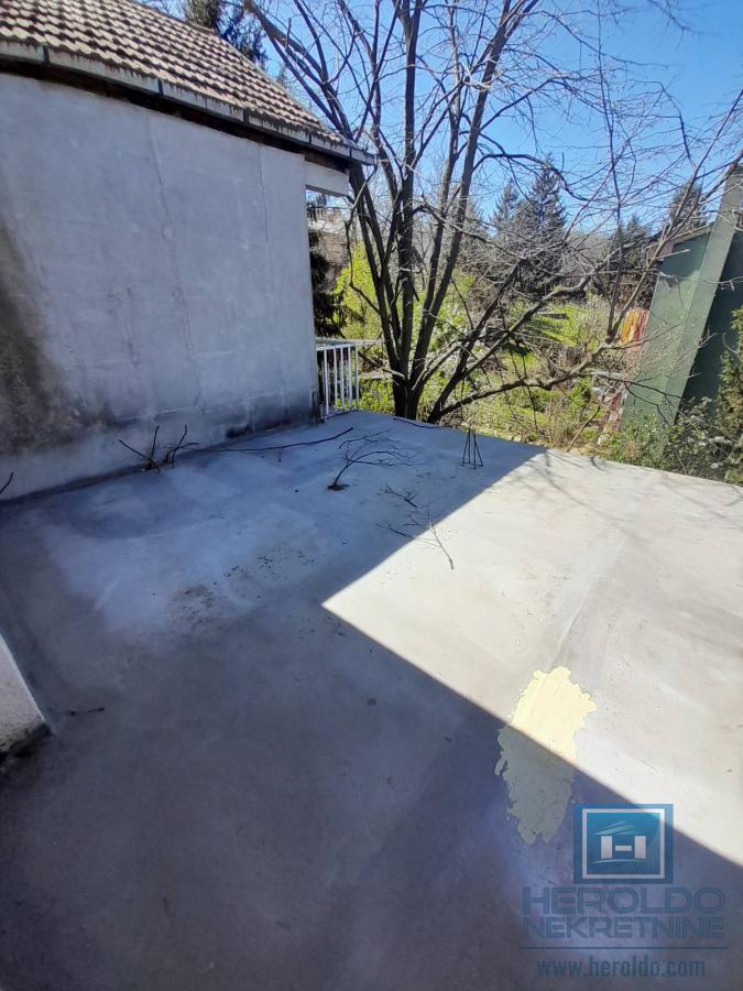 Šarmantan stan sa terasom u naselju Streliste 13