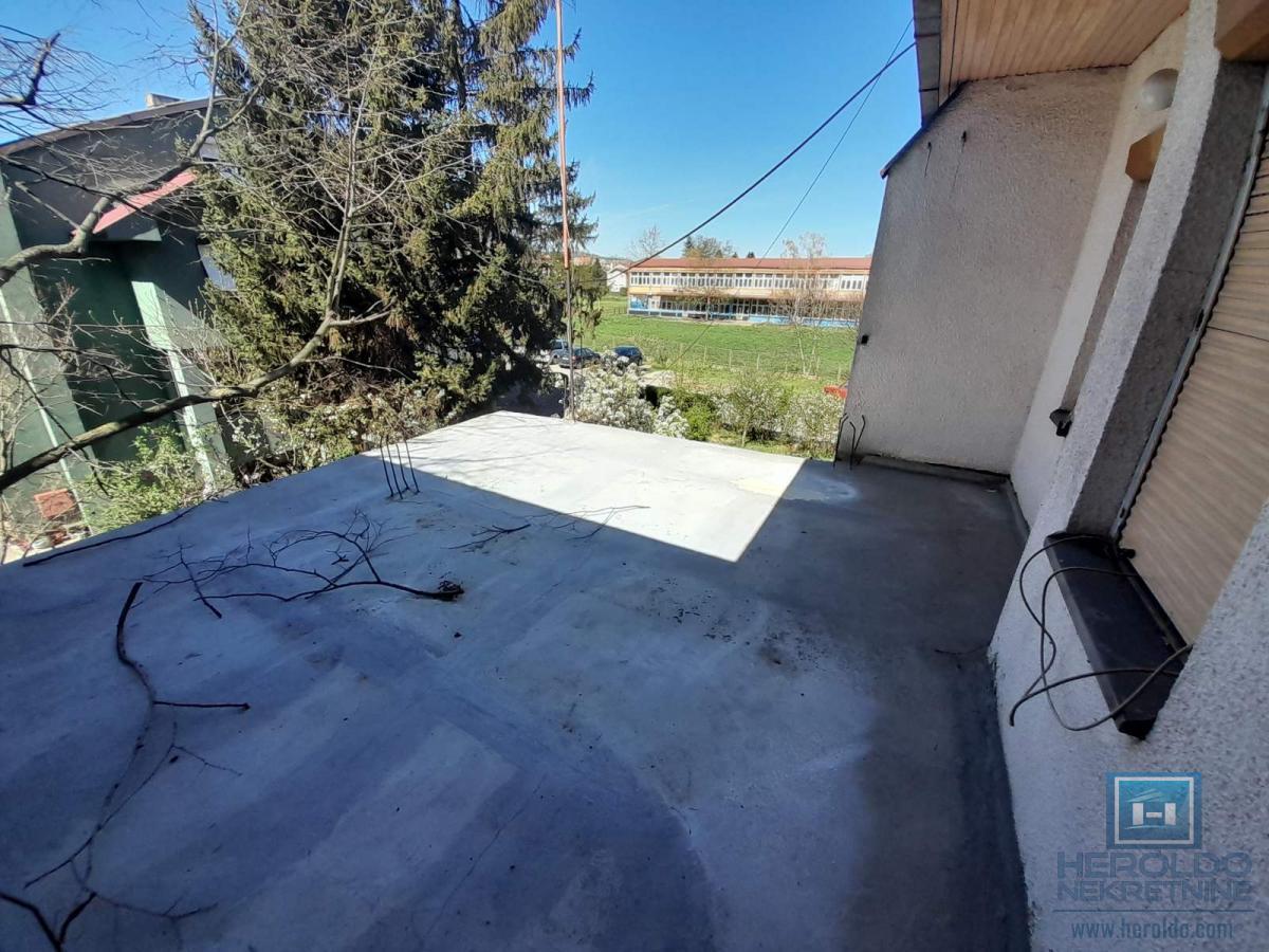 Šarmantan stan sa terasom u naselju Streliste 14