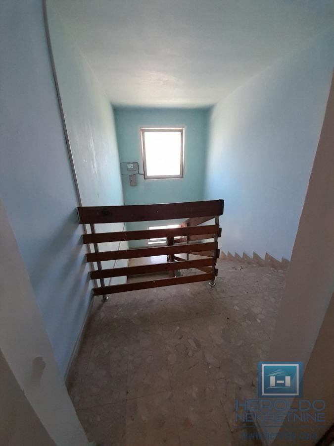 Šarmantan stan sa terasom u naselju Streliste 15