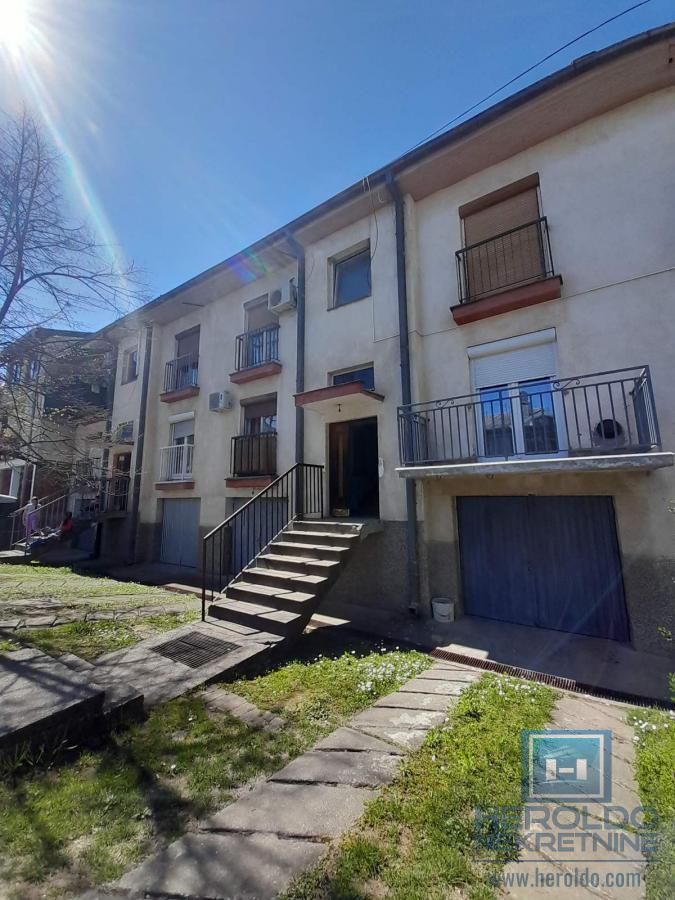 Šarmantan stan sa terasom u naselju Streliste 16