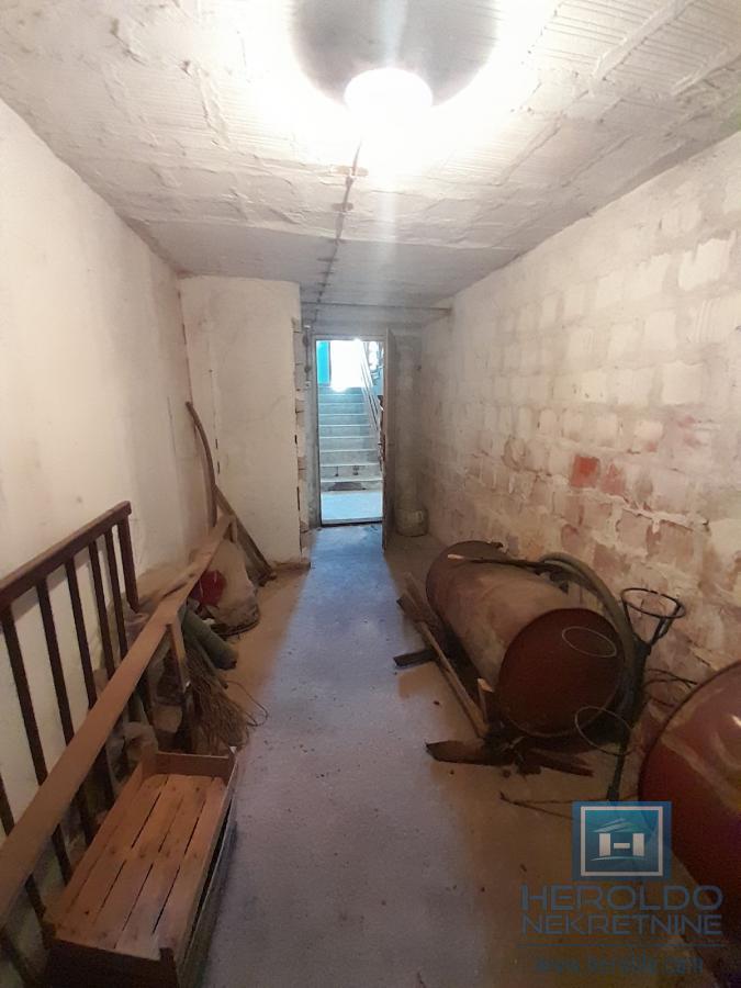 Šarmantan stan sa terasom u naselju Streliste 17