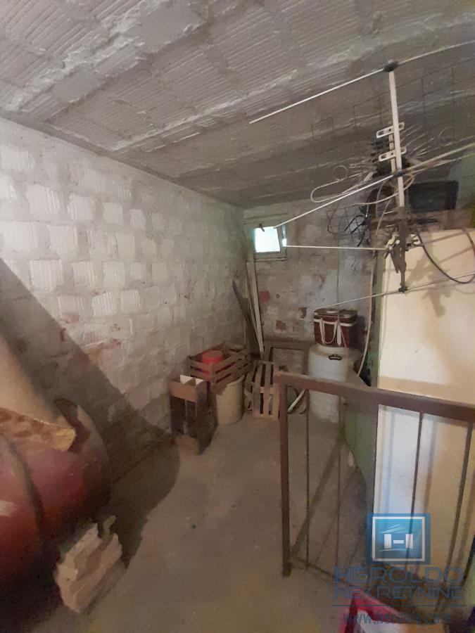 Šarmantan stan sa terasom u naselju Streliste 18