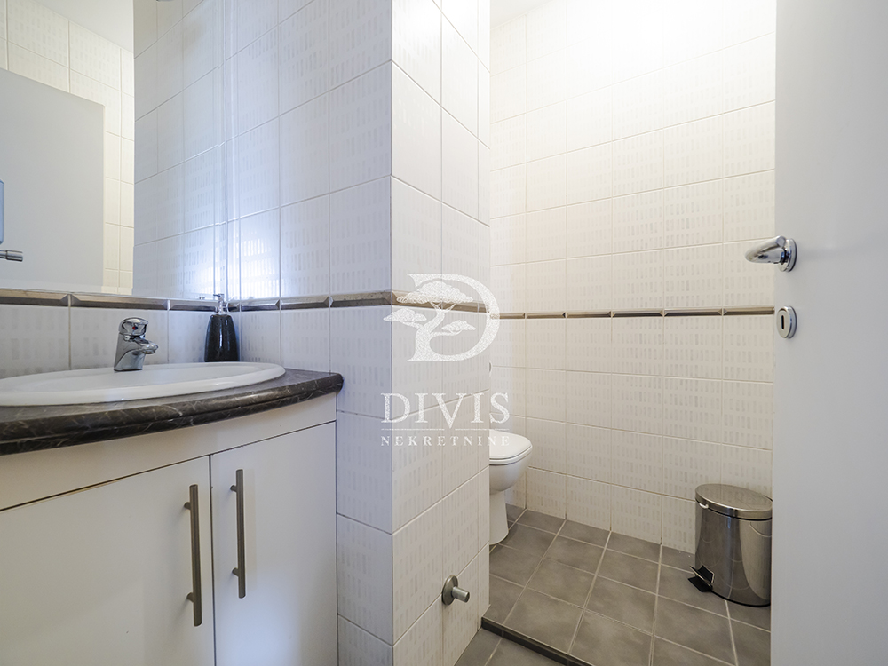 Petosoban stan kod Bogoslovije  300m2  dve etaže 2