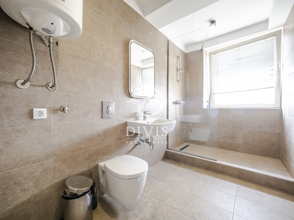 Petosoban stan kod Bogoslovije  300m2  dve etaže 4