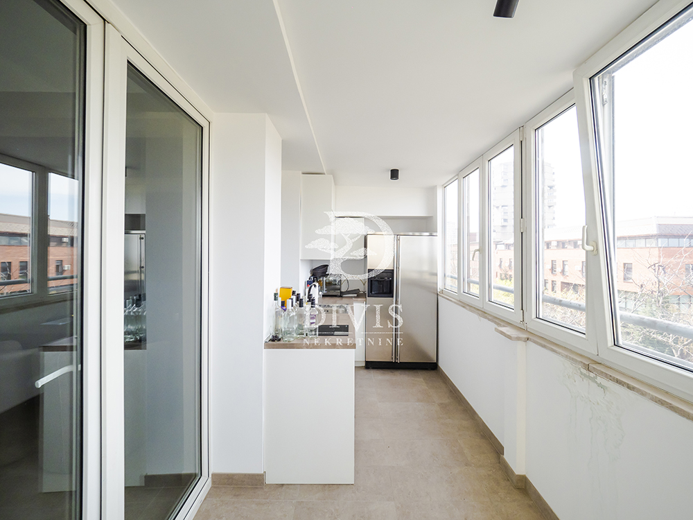 Petosoban stan kod Bogoslovije  300m2  dve etaže 5