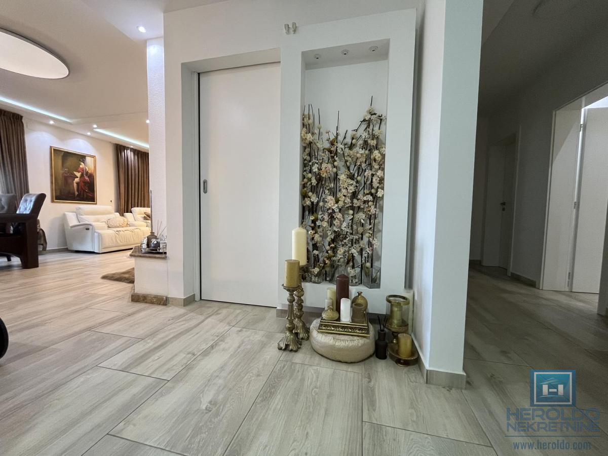 Luksuzan penthouse u širem centru Jagodine 19