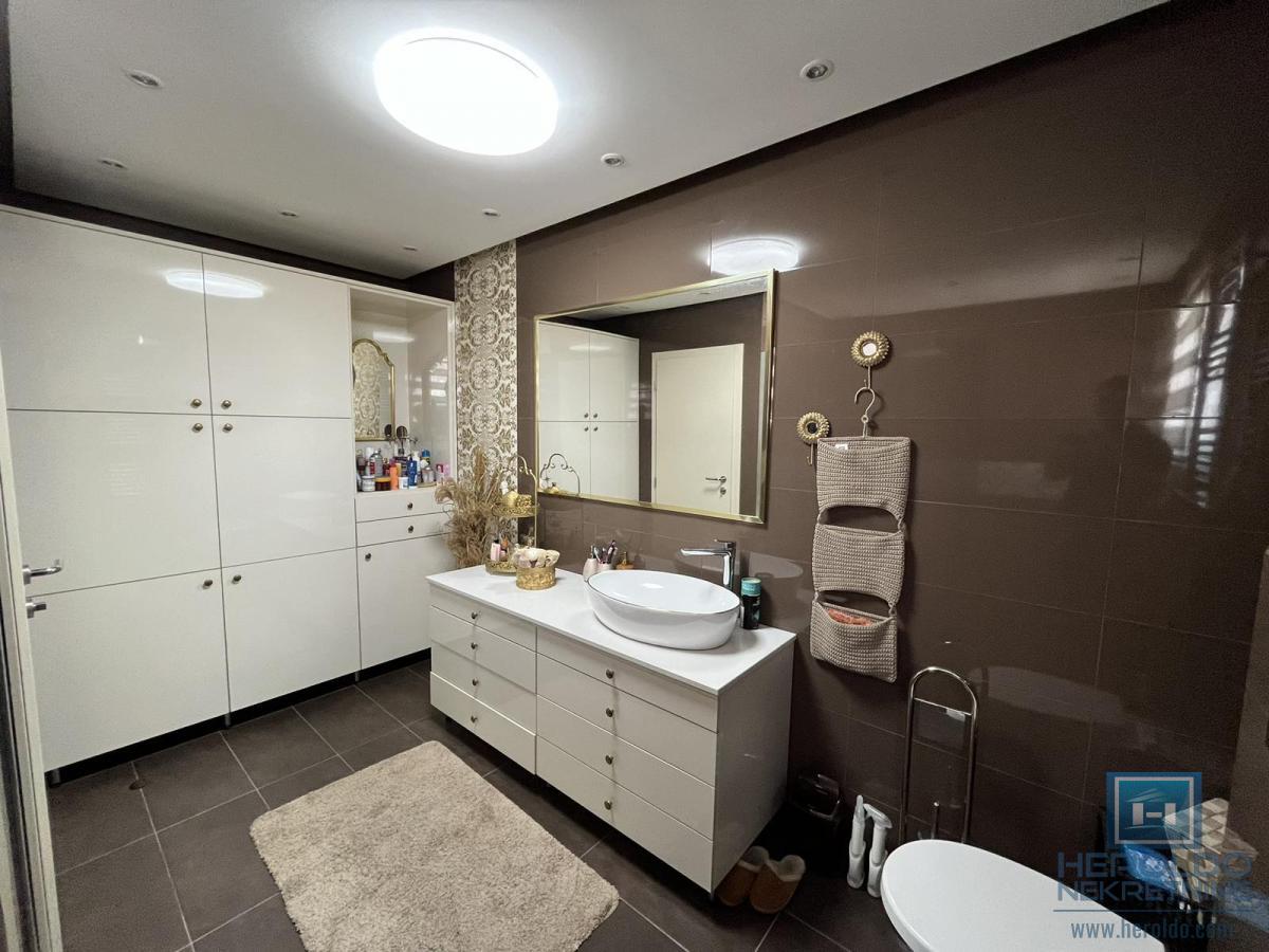 Luksuzan penthouse u širem centru Jagodine 24