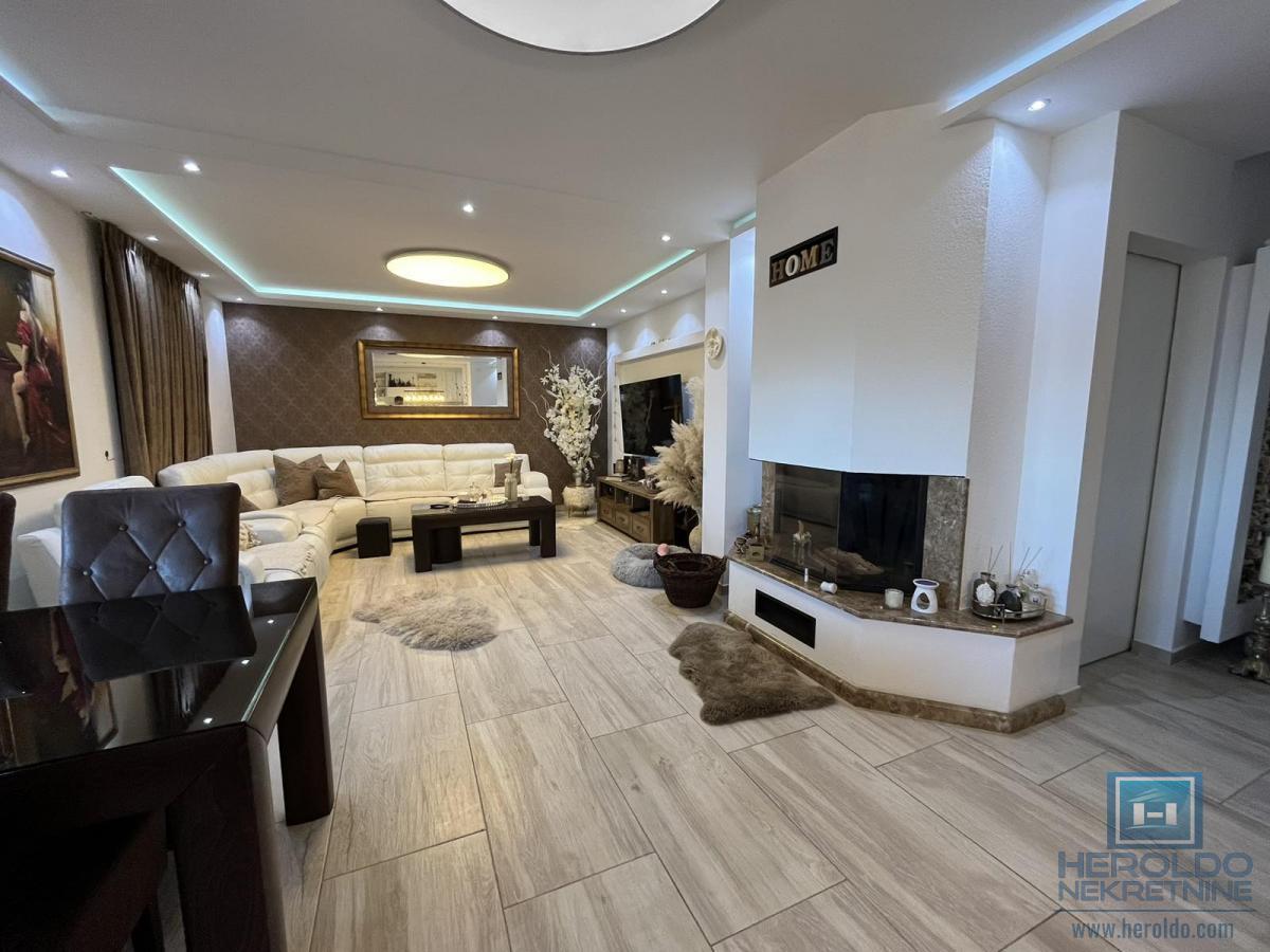 Luksuzan penthouse u širem centru Jagodine 1