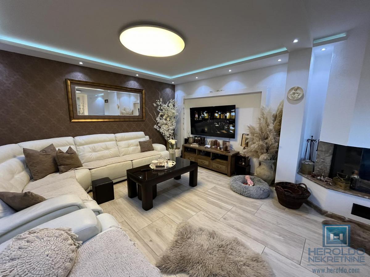 Luksuzan penthouse u širem centru Jagodine 2