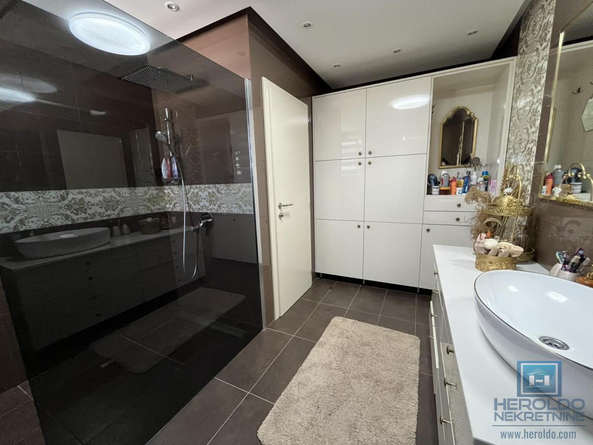 Luksuzan penthouse u širem centru Jagodine 12